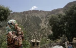 Une habitante du hameau d'Imzerri utilise la pratique ancienne du langage sifflé, permettant de communiquer à travers de vastes distances, le 19 août 2025 dans les montagnes de l'Atlas, au Maroc