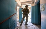 Un militaire russe inspecte l'aciérie Azovstal à Marioupol, en Ukraine, le 13 juin 2022