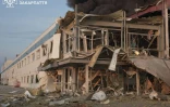 Photo prise par le service d'urgence ukrainien, et publiée le 21 août 2025, d'un bâtiment endommagé après une attaque aérienne russe, à Moukatchevo, dans la région de Transcarpatie