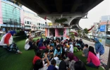 Des dizaines d'enfants assistent aux activités après l'école organisées par une bibliothèque de rue installée sous une voie rapide, le 10 février 2019 à Jakarta, en Indonésie