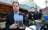 Partisans et adversaires de la chasse à la baleine se sont affrontés lors de la réunion de la Commission baleinière internationale. Patrick Ramage, directeur du Fonds international pour le bien-être animal, présente un rapport sur l'industrie baleinière nipponne. Le 5 février 2013 à Tokyo.