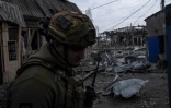 Photo diffusée le 14 mars 2025 par le service de presse de la 93e brigade mécanisée séparée Kholodnyi Yar des forces terrestres ukrainiennes, montrant un militaire ukrainien au milieu de débris dans une zone abandonnée à Pokrovsk, dans la région de Donetsk, le 13 mars 2025