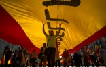 Des manifestants protestent sous un drapeau espagnol contre l'indépendance de la Catalogne, à Barcelone, le 8 octobre 2017 