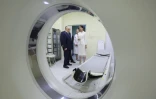 Photo de l'agence russe Sputnik montrant le président russe Vladimir Poutine en visite dans un hôpital à Itouroup, dans les îles Kouriles, disputées avec le Japon, le 13 aout 2026
