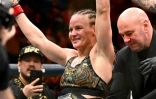 Valentina Shevchenko célèbre sa victoire sur Manon Fiorot qui lui permet de conserver le titre féminin des poids mouches lors de l'UFC 315, à Montréal, le 10 mai 2025
