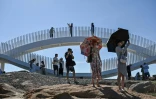 Des touristes sur l'île de Pingtan, proche de Taïwan, le 5 août 2022