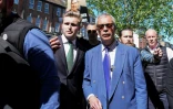 Nigel Farage (C) parle avec Dan Jukes (G) dans le nord de Londres le 30 avril 2026