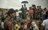 Des réfugiés rohingyas attendent une distribution de nourriture au camp de Kutupalong, le 7 octobre 2017 à Ukhia, au Bangladesh