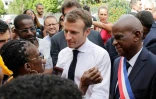 Le président Emmanuel Macron écoute une habitante de Saint-Pierre, en Martinique, le 27 septembre 2018 lors de son déplacement aux Antilles