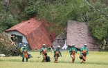 Des sauveteurs recherchent des disparus à Astuma sur l'île d'Hokkaïdo, frappée par un séisme, le 9 septembre 2018.
