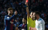 Le défenseur du Real Madrid Dani Carvajal (d) reçoit un carton rouge lors du clasico contre le FC Barcelone, le 23 décembre 2017 à Bernabeu