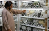 Un commerçant afghan montre des sacs et des chaussures de femmes dans un centre commercial, le 30 juin 2026 à Hérat, dans l'ouest de l'Afghanistan 