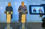 La Première ministre norvégienne Erna Solberg (d) et la ministre de la Justice Monica Mæland lors d'une conférence de presse après une attaque meurtrière à l'arc à Kongsberg, le 13 octobre 2021 