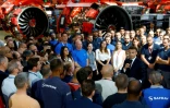 Le président Emmanuel Macron (c) fait une déclaration lors de la visite du site du motoriste aéronautique Safran, le 16 juin 2023 à Villaroche, en Seine-et-Marne