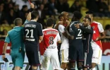 Fredy Fautrel adresse un carton rouge au Monégasque Wallace (d), lors d'un Monaco-Lyon, le 16 octobre 2015 au stade Louis II