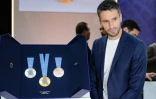 Le président du Comité d'organisation des Jeux olympiques et paralympiques de Paris 2024 (Cojo), Tony Estanguet, pose à côté des médailles olympiques , dévoilées à Paris le 8 février 2024.