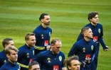 L'attaquant suédois Zlatan Ibrahimovic (c, arrière-plan), s'entraîne avec ses coéquipiers, le 23 mars 2021 à Stockholm, à deux jours du match de qualification pour le Mondial-2022 contre la Géorgie