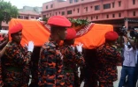 Des pompiers portent le cercueil d'un de leurs collègues mort dans l'explosion d'un dépôt de conteneurs en feu, lors de ses funérailles, le 7 juin 2022 à Dacca, au Bangladesh
