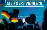 Ulrich Siegmund, tête de liste du parti d’extrême droite Alternative pour l’Allemagne (AfD) aux élections régionales de Saxe-Anhalt, prend la parole lors d’un meeting électoral à Magdebourg, dans l’est de l’Allemagne, le 5 septembre 2026. Derrière lui, le slogan "Alles ist möglich" ("Tout est possible")