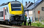Le train qui a percuté un bus scolaire au passage à niveau de Vierhuizen à Buggenhout, au nord de Bruxelles, le 26 mai 2026 en Belgique
