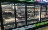 Des rayons vides dans un supermarché de la ville chinoise de Wuhan, le 2 août 2021