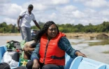 Madelaine Akatia, gérante de l'entreprise AKM qui assure le transport de personnes et de marchandises sur le Maroni, le 6 novembre 2024 près de la commune d'Apatou