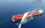 Photo obtenue auprès de l'agence de presse iranienne Tasnim le 13 juin 2019 semblant  montrer un bateau iranien aidant à éteindre un incendie sur un navire attaqué