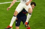 Le défenseur allemand Robin Gosens heurte son homologue français Benjamin Pavard, lors de leur match (groupe F) de l’Euro 2020, le 15 juin 2021 à Munich