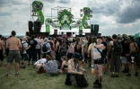 Des participants à une free party sur un site militaire à Cornusse, près de Bourges, le 1er mai 2026 dans le Cher