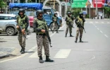 Des paramilitaires indiens en patrouille dans une rue à Srinagar, le 11 mai 2025 au Cachemire indien