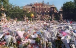 Une marée de bouquets déposés en hommage par la population à la Princesse Diana devant sa résidence de Kensington Palace à Londres le 2 septembre 1997 
