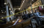 Les forces de sécurité égyptiennes inspectent le 11 décembre 2016 les lieux d'un attentat dans l'église copte Saint-Pierre et Saint-Paul au Caire