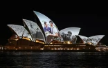 Une projection d'images du roi Charles III sur l'Opéra de Sydney alors que les membres de la famille royale arrivent pour une visite de six jours à Sydney et Canberra, le 18 octobre 2024