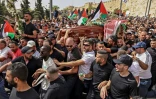 Des hommes palestiniens portent le cercueil de la journaliste Shireen Abu Akleh lors d'une procession à Jérusalem, le 13 mai 2022