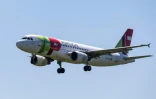 Un avion de la compagnie aérienne TAP Air Portugal décolle de l'aéroport Humberto Delgado de Lisbonne, le 2 avril 2026