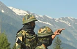 Des soldats indiens patrouillent sur une route frontalière avec la Chine, à Gagangir, le 17 juin 2020