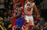Joakim Noah sous le maillot des Chicago Bulls contre Raymond Felton, des New York Knicks, en NBA, le 8 décembre 2012 à Chicago