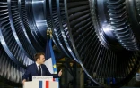 Emmanuel Macron devant une turbine nucléaire Arabelle dans les ateliers GE à Belfort, repris depuis par EDF, le jour de l'annonce de la relance du nucléaire civil en France, le 10 février 2022 (ARCHIVE)