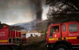 Des camions de pompiers dans une zone d'habitations touchée par l'éruption du volcan Cumbre Vieja, à Los Llanos de Aridane, sur l'île de La Palma, dans l'archipel des Canaries, le 20 septembre 2021 
 residential area of Los Campitos at Los Llanos de Aridane, on the Canary Island of La Palma on September 20, 2021.  A surge of  lava destroyed around 100 homes on Spain's Canary Islands a day after the Cumbre Vieja volcano erupted, forcing 5,000 people to leave the area. The Cumbre Vieja erupted on Sunday, sending vast plumes of thick black smoke into the sky and belching molten lava that oozed down the mountainside on the island of La Palma.