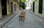 Tables et chaises de restaurants fermés dans une rue déserte de La Havane, le 21 août 2026