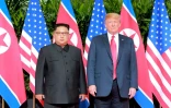 Le président américain Donald Trump et le dirigeant nord-coréen Kim Jong Un au début de leur sommet à l'hôtel Capella à Singapour, sur une photographie prise le 12 juin 2018 et diffusée le lendemain par l'agence officielle nord-coréenne KCNA