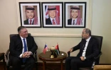 Le secrétaire d'Etat Mike Pompeo (G) rencontre le chef de la diplomatie jordanienne Aymane Safadi à Amman, le 8 janvier 2019