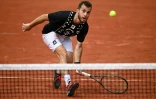 Le Français Hugo Gaston, lors de son match du 2e tour face à l'Argentin Pablo Cachin, le 26 mai 2022 au tournoi de Roland-Garros