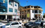 Des Libyens font la queue devant une banque dans le centre de Tripoli, le 8 avril 2019