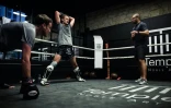 Des jeunes s'entraînent à la boxe dans un club à Paris, le 11 septembre 2018 pour participer des épreuves de "white collar boxing"