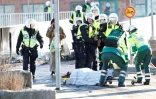 Des secouristes prennent en charge un blessé dans des manifestations contre l'extrême droite, le 17 avril 2022 à Norrkoping, en Suède