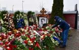 Un homme dépose une gerbe de fleurs sur la tombe de l'opposant russe Anexeï Navalny, à Moscou, le 2 mars 2024