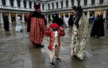 Des Vénitiens déguisés pour le carnaval sur la place Saint-Marc de Venise (Italie), le 7 février 2021