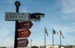 "Dublin est à 3.352 miles d'ici", indique un panneau directionnel sur la terrasse de la brasserie de Baltimore