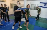 Des participants s'entraînent au Krav Maga, dans un dojo situé dans la colonie de Maale Adumim, en Cisjordanie occupée, le 26 juin 2024